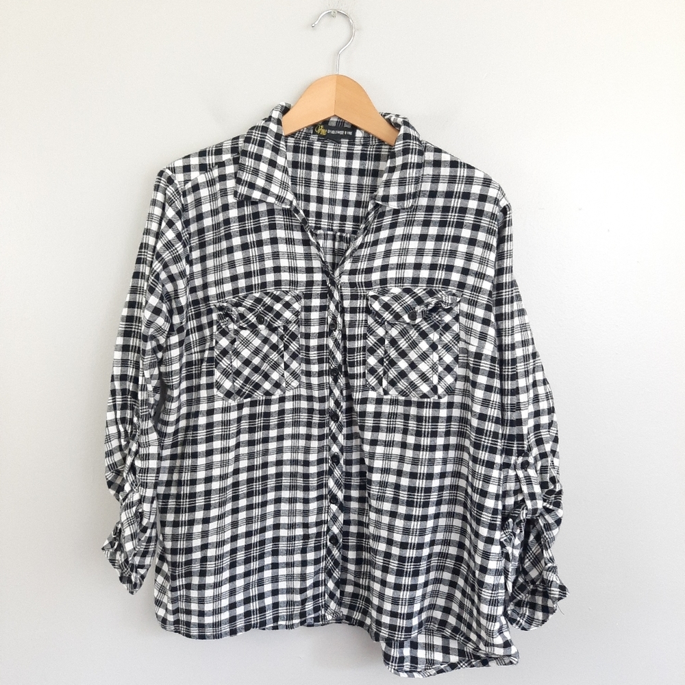 Vine Black & White Plaid Button Down Top